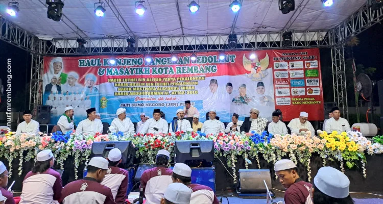 Warga Padati Haul Pangeran Sedo Laut