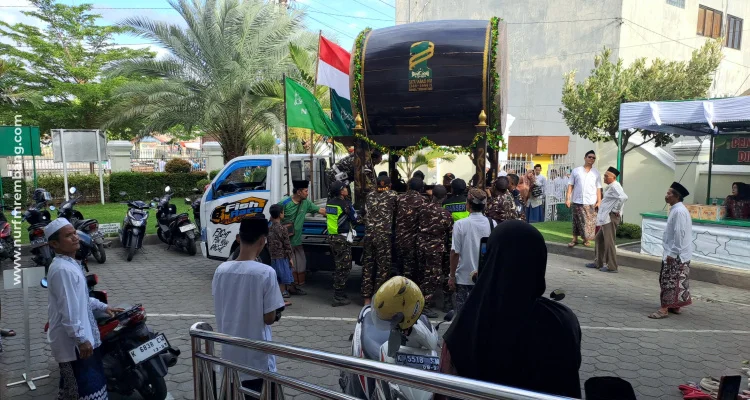 Sambut Tahun Baru Hijriah, Santri Leteh Arak Beduk Satu Abad NU